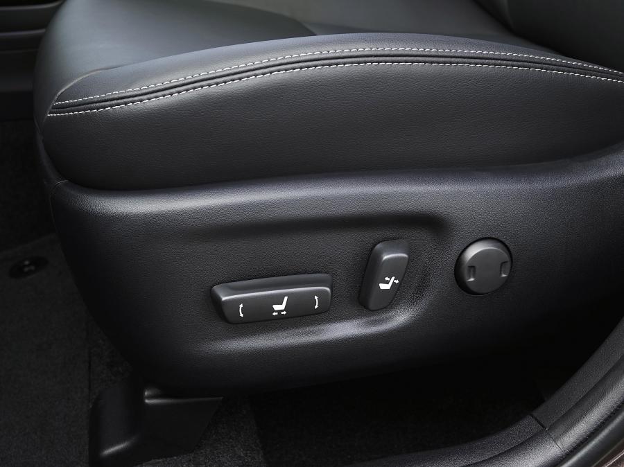  Toyota Prius v 2015 года  (фото 12 из 12)